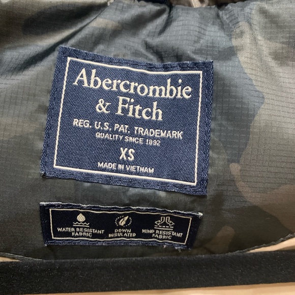 Abercrombie and Fitch green camouflage puff jacket - Picture 5 of 5